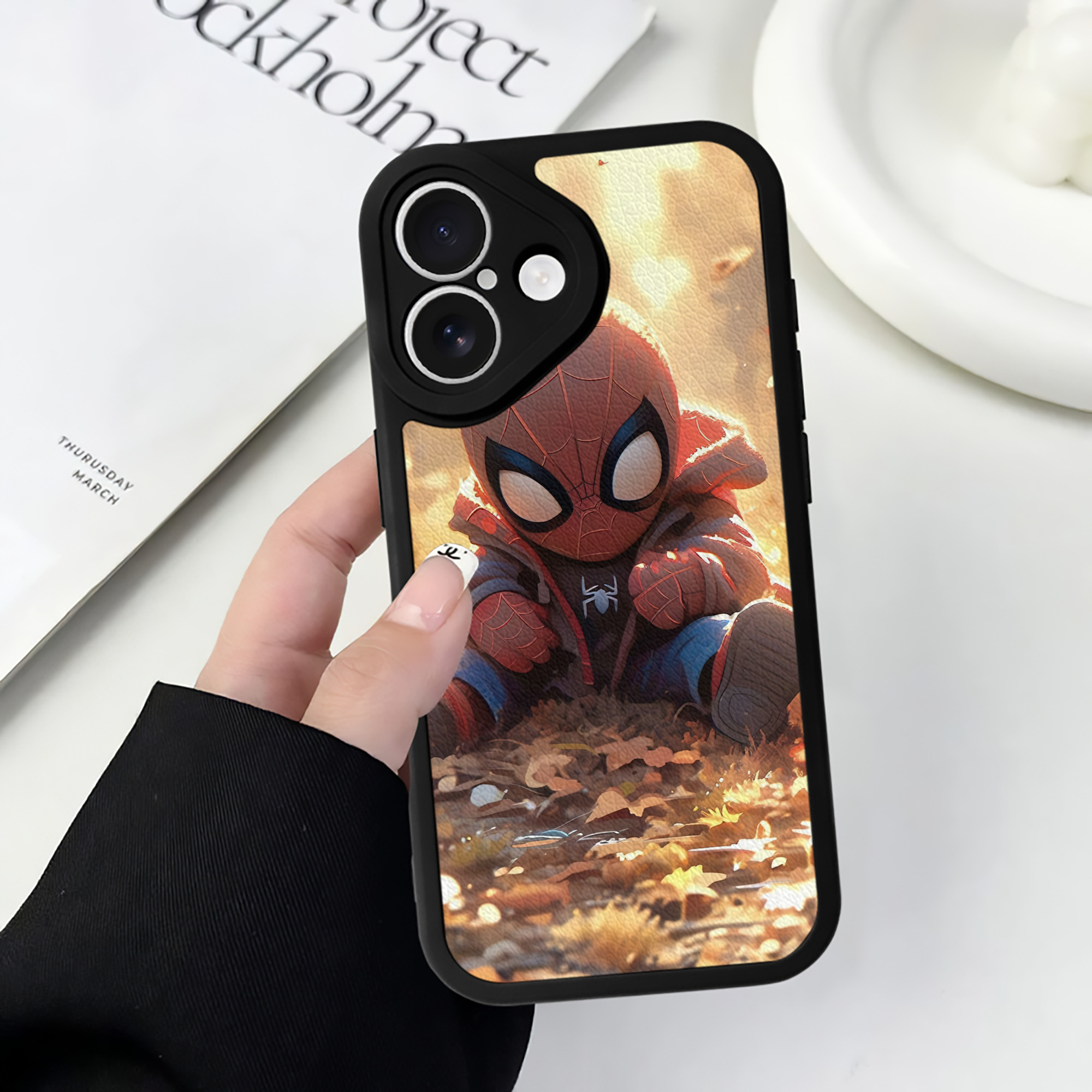 （画像用） Spider Man スパイダーマン 【iPhone 16シリーズ対応】シリコンスマホケース（レザー調） 材質：シリコン
